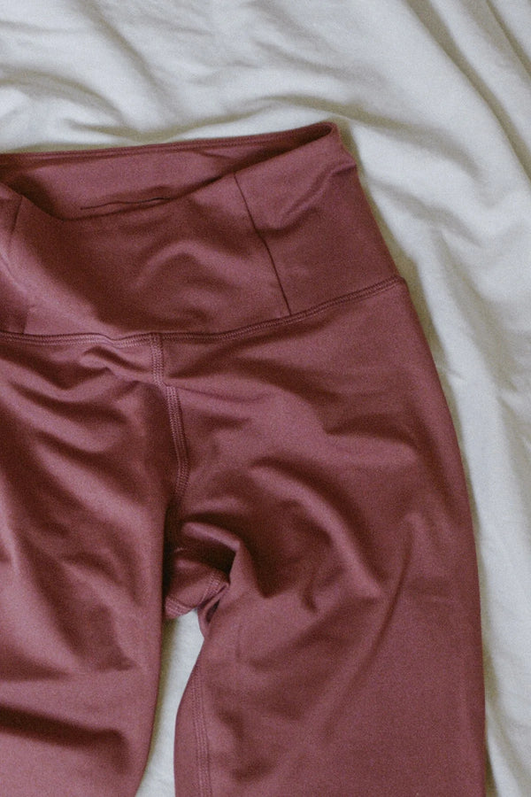 details of Fig colored leggings from Girlfriend Collective