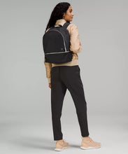 Load image into Gallery viewer, Model standing with black backpack on