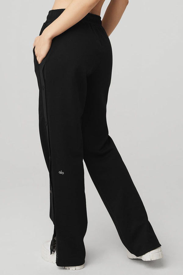 Female model wearing Alo Yoga black snap pant
